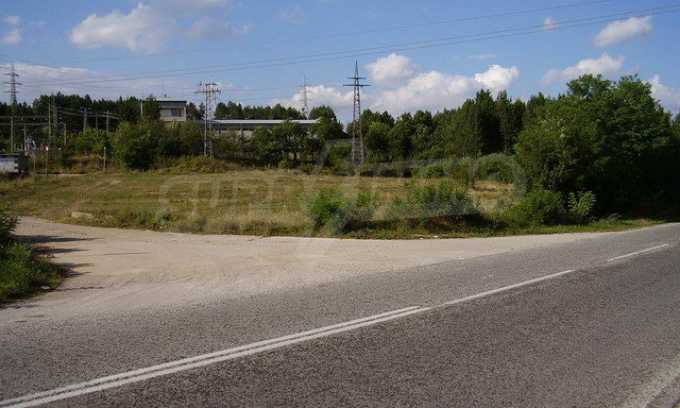 Land mit Blick auf die internationale Stra&szlig;e E 85