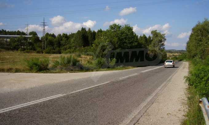 Land mit Blick auf die internationale Stra&szlig;e E 85
