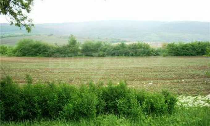 Ein Grundst&uuml;ck mit landwirtschaftlichem Status, 100 Meter von der Autobahn Sofia-Varna entfernt.