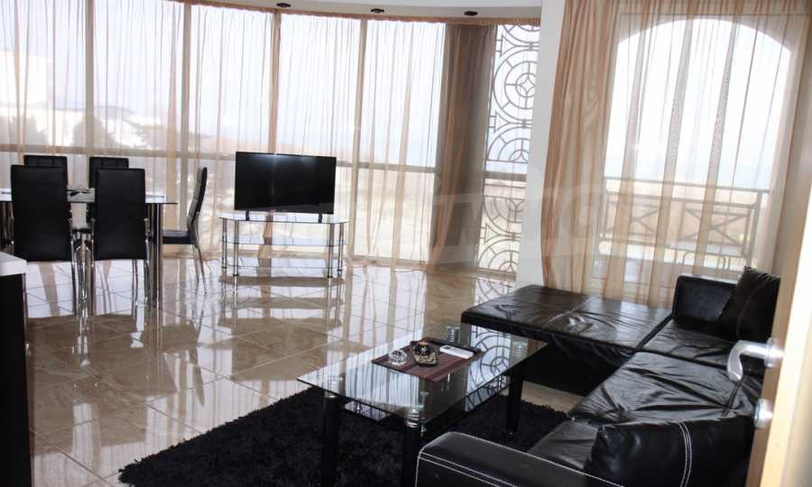 Modernes Apartment mit zwei Schlafzimmern und Meer- / Strandblick