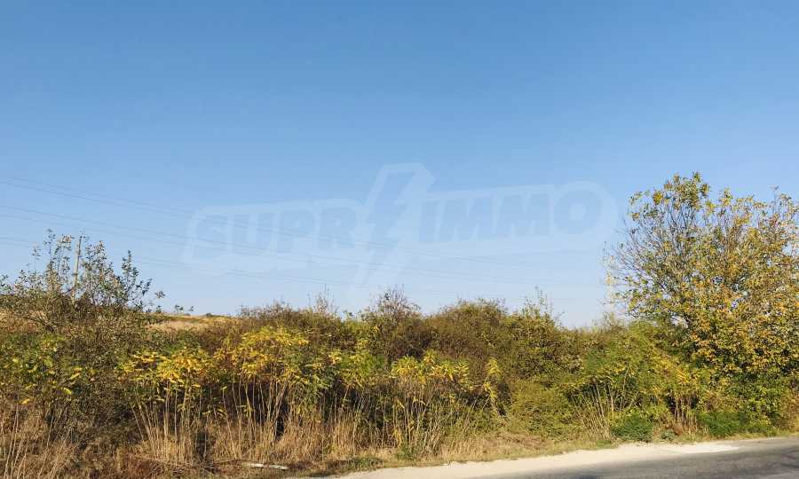 Grundst&uuml;ck mit Blick auf die Autobahn Sofia - Varna
