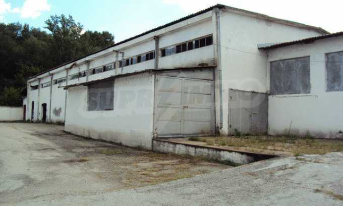 Ein Grundst&uuml;ck mit einer Halle in einem Industriegebiet von Gorna Oryahovitsa