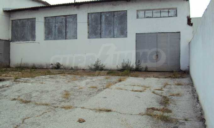Ein Grundst&uuml;ck mit einer Halle in einem Industriegebiet von Gorna Oryahovitsa