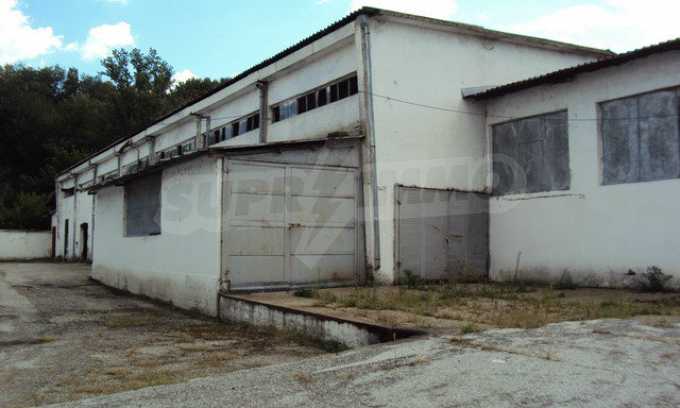 Ein Grundst&uuml;ck mit einer Halle in einem Industriegebiet von Gorna Oryahovitsa