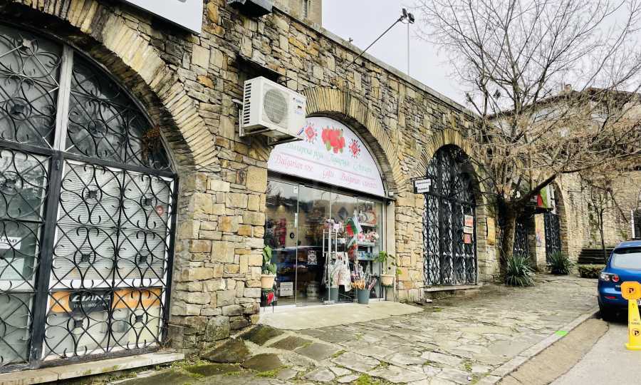 Магазин с лице на туристическа улица в град Велико Търново