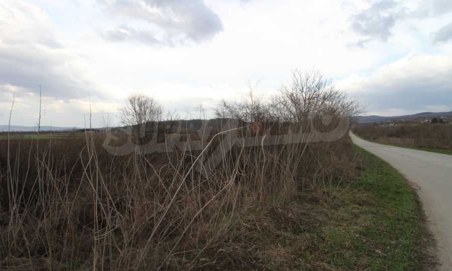 Grundst&uuml;ck an der Hauptstra&szlig;e nach dem Dorf Dobri Dyal in Richtung Varna