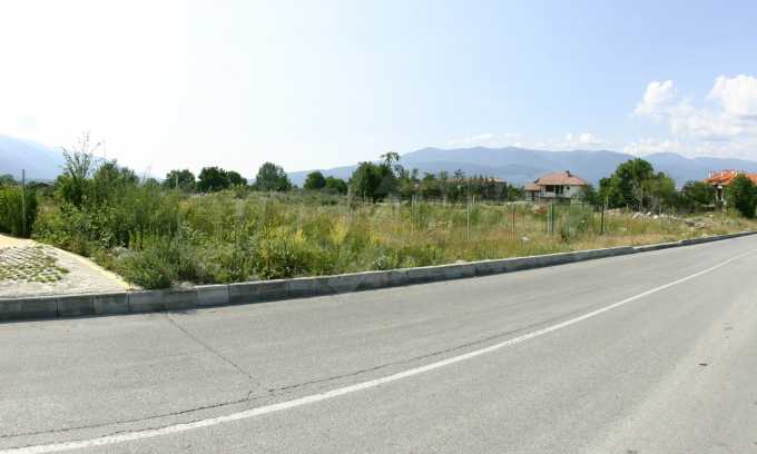 Ackerland auf einer Ringstra&szlig;e in Bansko