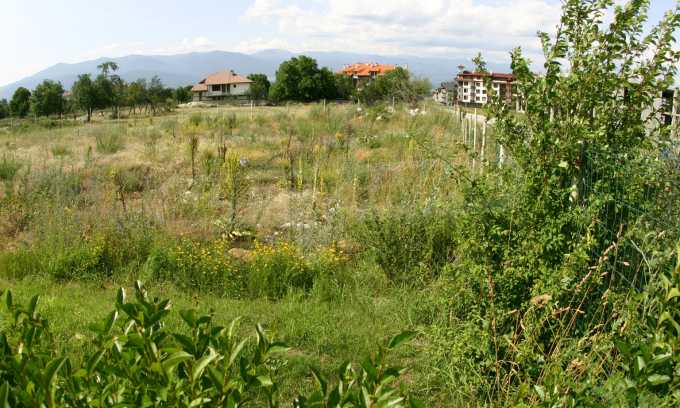 Ackerland auf einer Ringstra&szlig;e in Bansko