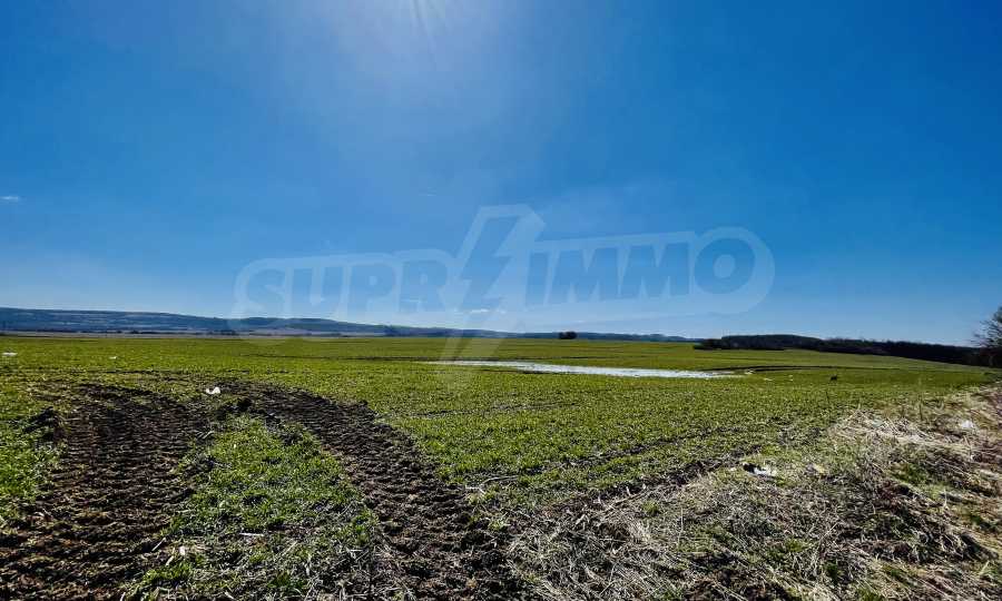 Земя с лице на главен път София - Варна 