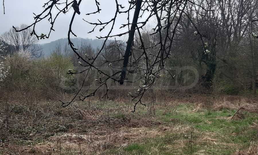 Поземлен имот близо до Троянския манастир 