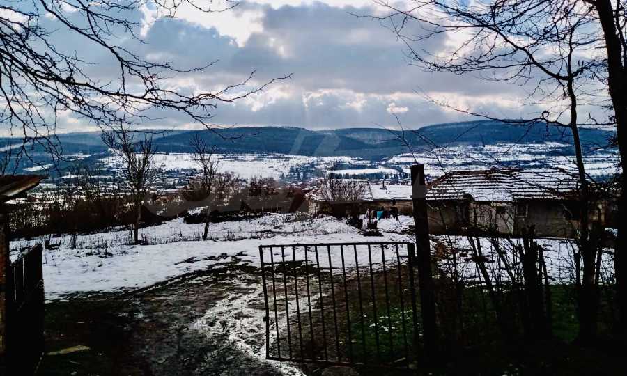 Geregeltes Grundst&uuml;ck 1350 m&sup2;, nur 2 km von Veliko Tarnovo entfernt  