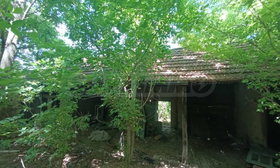 Geregeltes Grundst&uuml;ck mit Scheune und ausgezeichneter Lage, 40 km von Veliko Tarnovo 