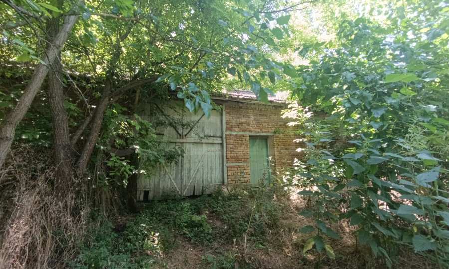 Geregeltes Grundst&uuml;ck mit Scheune und ausgezeichneter Lage, 40 km von Veliko Tarnovo 