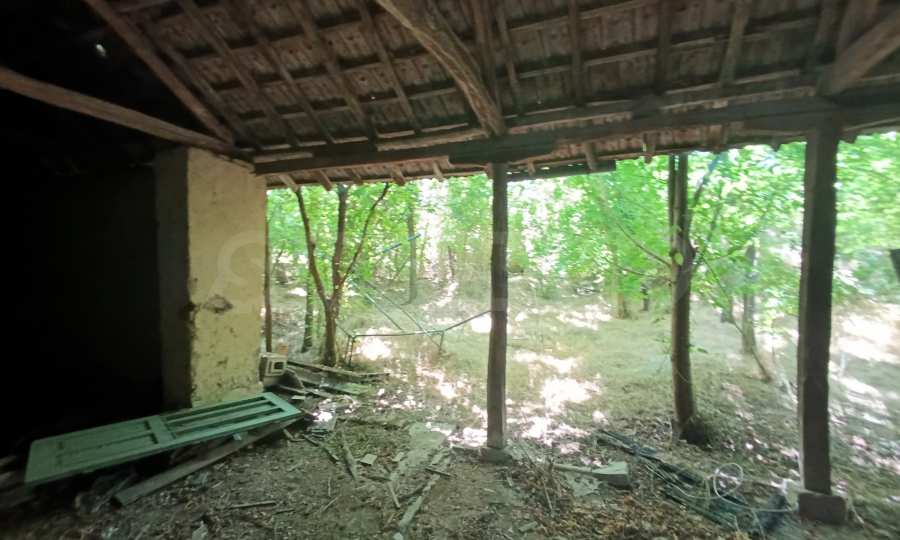 Geregeltes Grundst&uuml;ck mit Scheune und ausgezeichneter Lage, 40 km von Veliko Tarnovo 