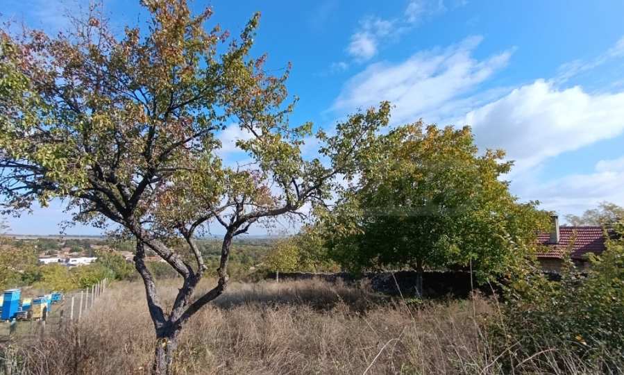 Geregeltes Grundst&uuml;ck mit Panoramablick im Dorf Samovodene 