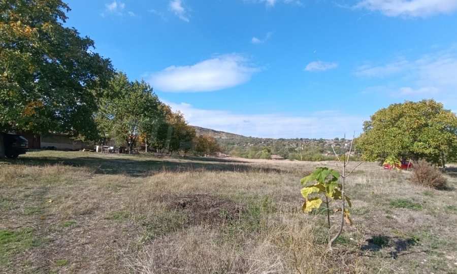 Geregeltes Grundst&uuml;ck mit Panoramablick im Dorf Samovodene 