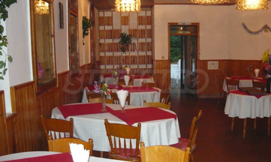 Ein m&ouml;bliertes Restaurant mit Terrasse in der Altstadt