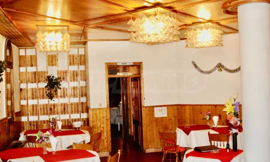 Ein m&ouml;bliertes Restaurant mit Terrasse in der Altstadt