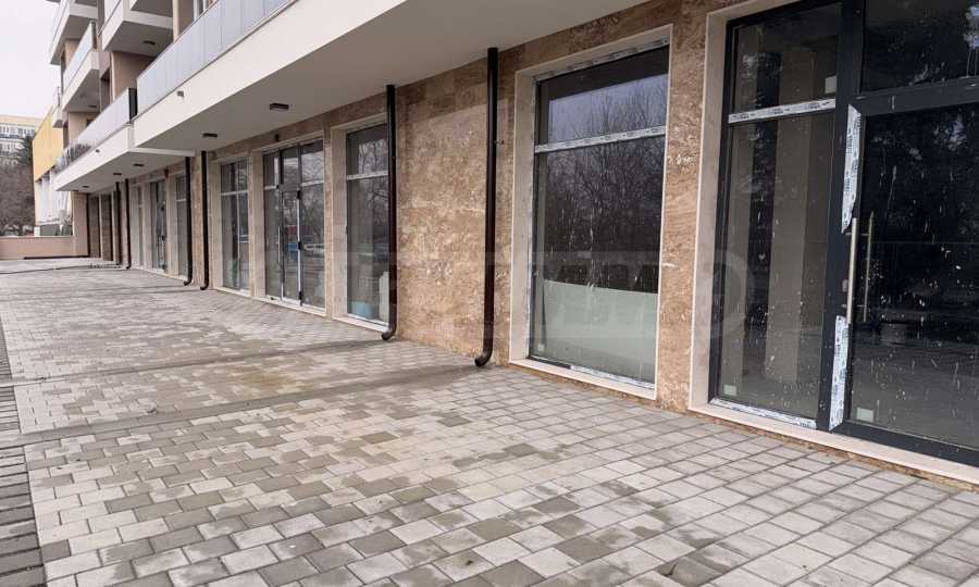 Просторно търговско помещение в нова сграда в кв. "Мадика", Бургас 