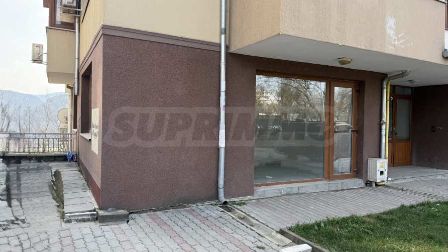 Eckgewerbeimmobilie auf zwei Ebenen gegen&uuml;ber einem Park im Zentrum von Veliko Tarnovo 