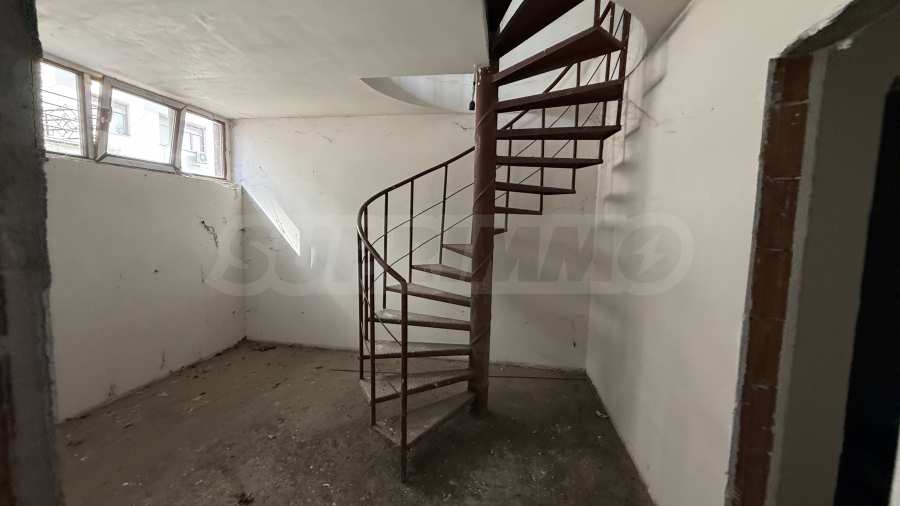 Eckgewerbeimmobilie auf zwei Ebenen gegen&uuml;ber einem Park im Zentrum von Veliko Tarnovo 
