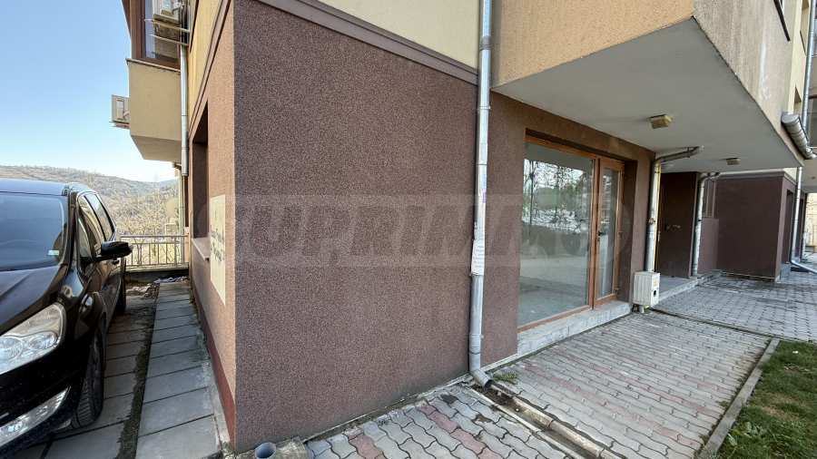 Eckgewerbeimmobilie auf zwei Ebenen gegen&uuml;ber einem Park im Zentrum von Veliko Tarnovo 