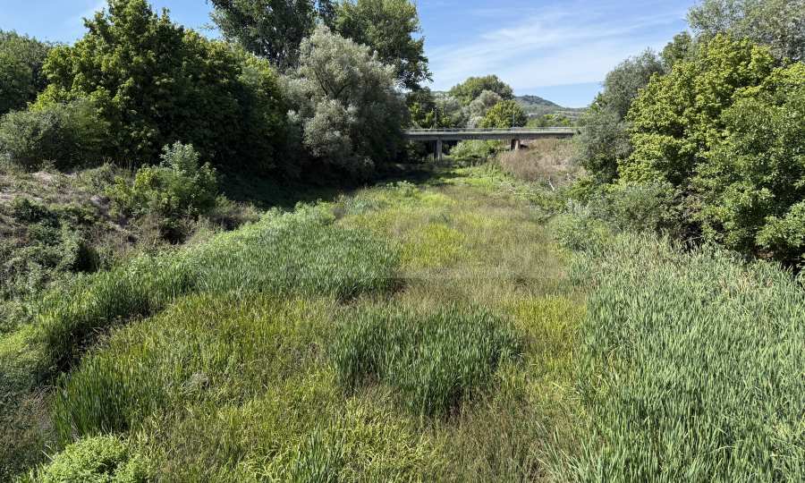 Grundstück in regulierter Lage neben einem Fluss und einem Park in der Stadt Debelets 