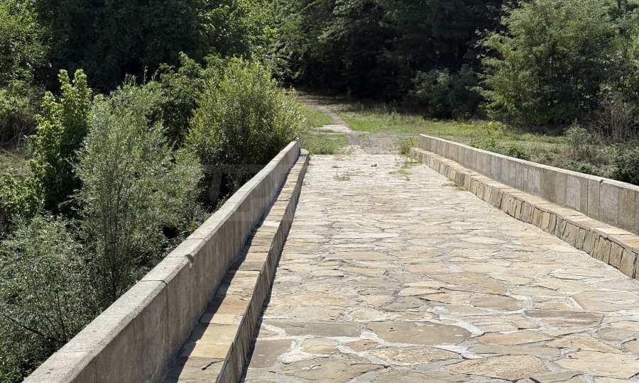 Grundstück in regulierter Lage neben einem Fluss und einem Park in der Stadt Debelets 