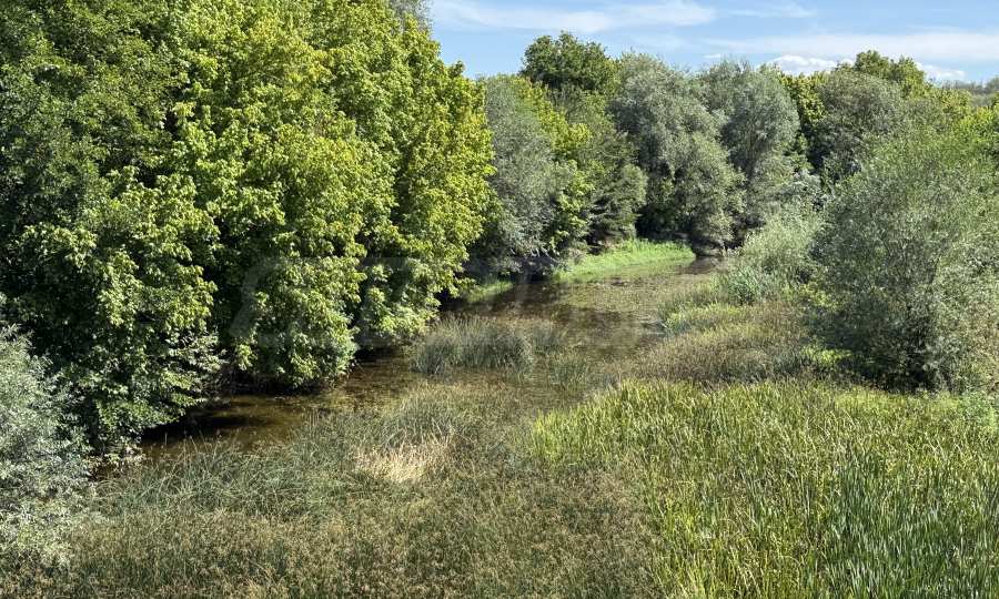Grundstück in regulierter Lage neben einem Fluss und einem Park in der Stadt Debelets 