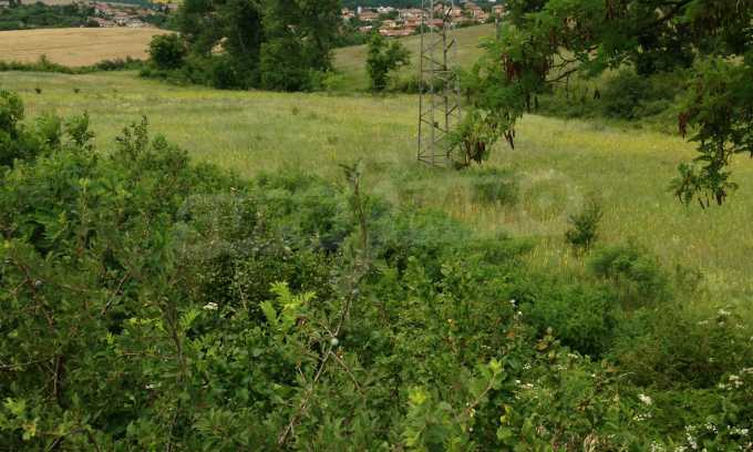 Ackerland vor der Hauptstra&szlig;e E 85 im Land der Debelets