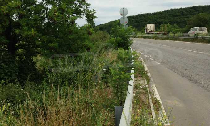 Ackerland vor der Hauptstra&szlig;e E 85 im Land der Debelets