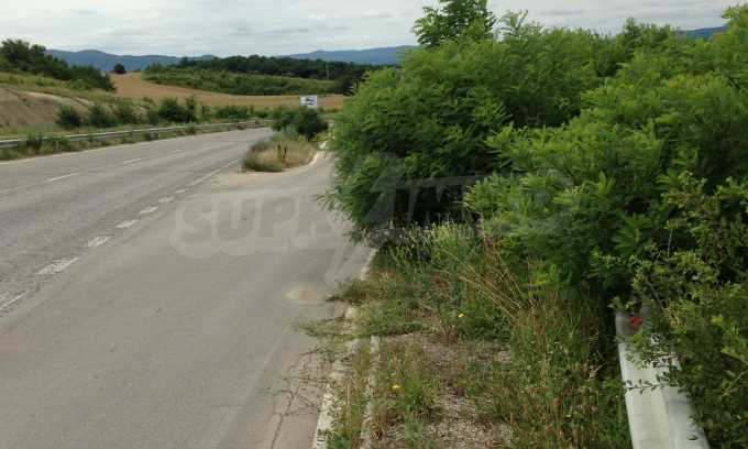 Ackerland vor der Hauptstra&szlig;e E 85 im Land der Debelets