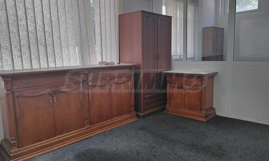 Мебелиран малък офис 