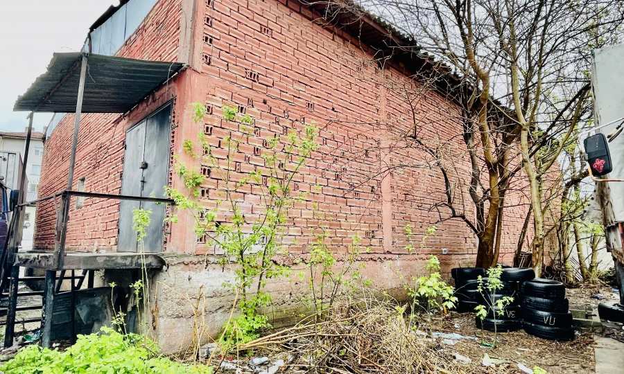 Lagerhalle mit B&uuml;rofl&auml;chen im Industriegebiet von Gorna Oryahovitsa 