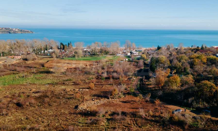 Поземлен имот с морска панорама на 200 метра от плаж Каваците 