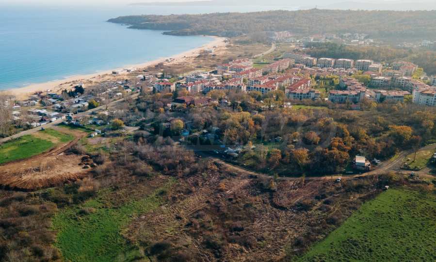 Поземлен имот с морска панорама на 200 метра от плаж Каваците 