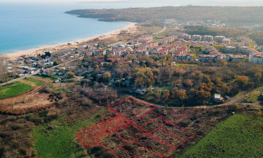 Поземлен имот с морска панорама на 200 метра от плаж Каваците 