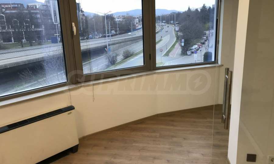 B&uuml;ror&auml;ume in einem repr&auml;sentativen Gesch&auml;ftszentrum am Bulgaria Blvd. zu vermieten. 