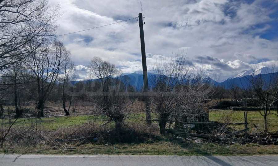 Земеделска земя с гледка към Пирин, разположена в село Баня