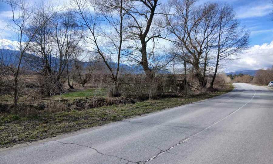 Земеделска земя с гледка към Пирин, разположена в село Баня