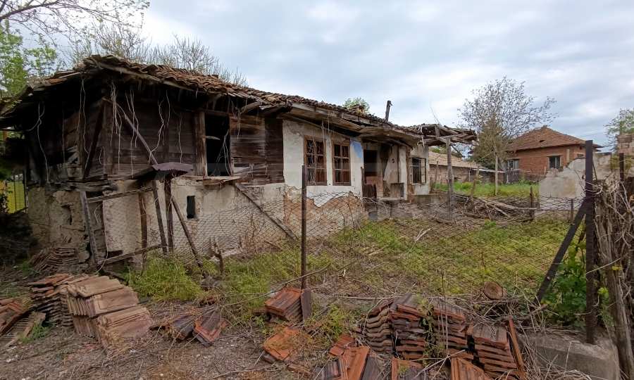 Парцел в регулация с лице на асфалтов път разположен на около 15 км от Велико Търново  
