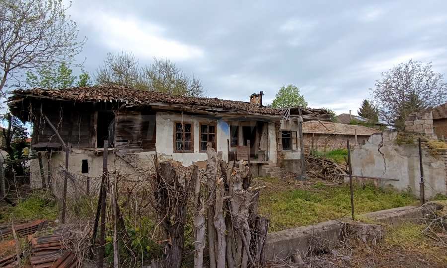 Парцел в регулация с лице на асфалтов път разположен на около 15 км от Велико Търново  