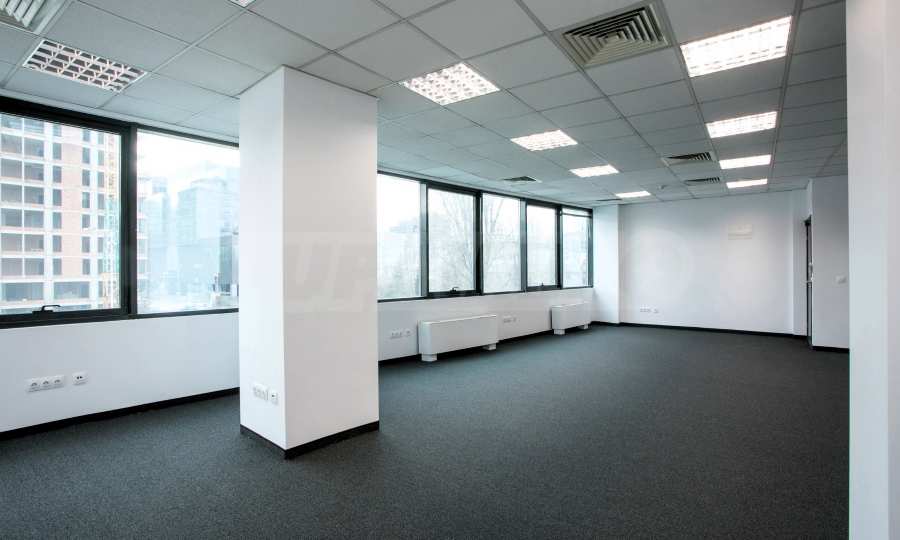 Modernes B&uuml;ro der Klasse A neben dem Einkaufszentrum