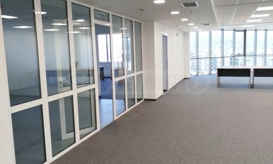 Modernes B&uuml;ro in einem repr&auml;sentativen Geb&auml;ude neben dem Businesspark