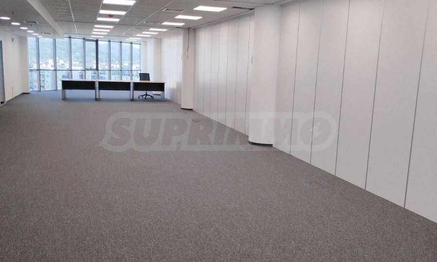 Modernes B&uuml;ro in einem repr&auml;sentativen Geb&auml;ude neben dem Businesspark