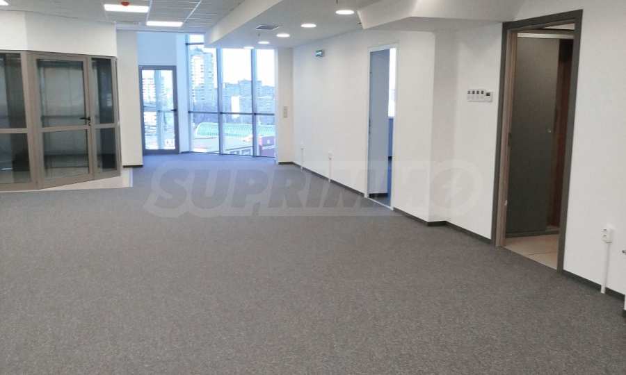 Modernes B&uuml;ro in einem repr&auml;sentativen Geb&auml;ude neben dem Businesspark