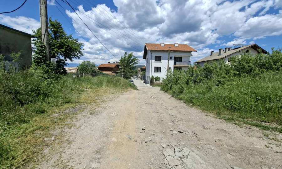 Атрактивна земеделска земя в Добринище до път и жилищна зона