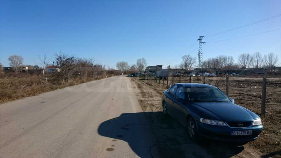 Промишлен парцел на метри от пътя за Дунав мост 2
