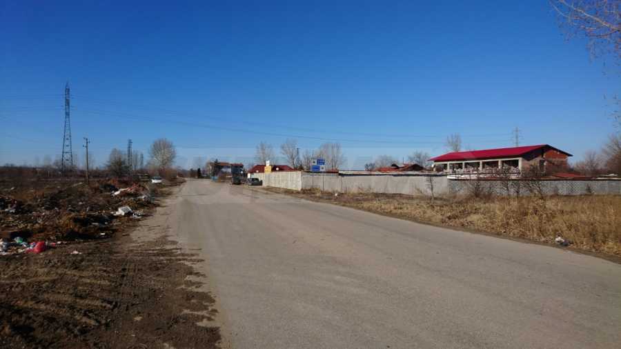 Промишлен парцел на метри от пътя за Дунав мост 2