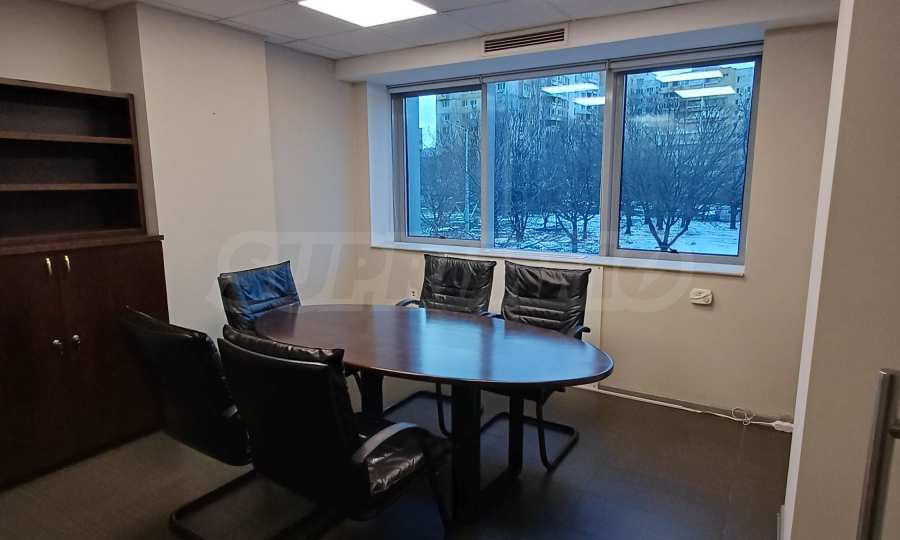 Светъл и комфортен офис под наем в бизнес сграда на бул. "България" 